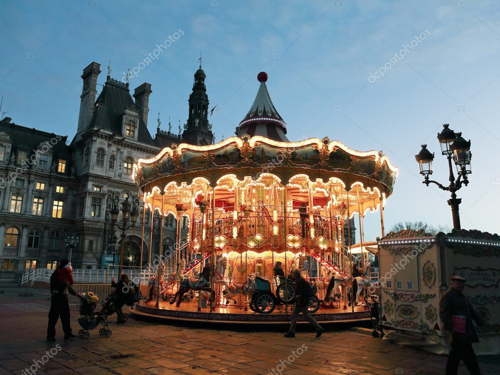 Карусель На Площади Place De Hotel De Ville В Париже – Стоковое.