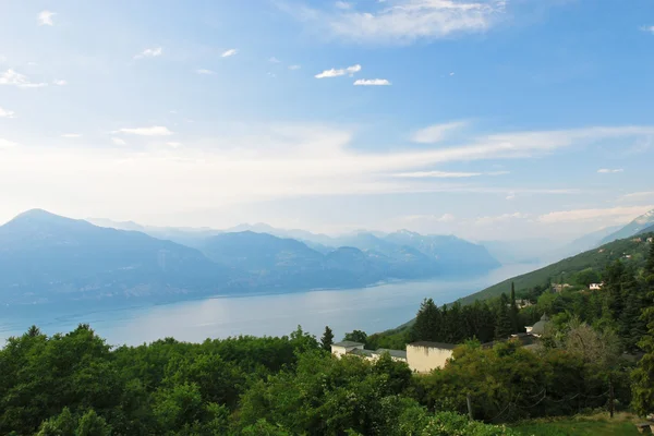 Powyżej widok na jezioro garda, monte baldo, Włochy — Zdjęcie stockowe