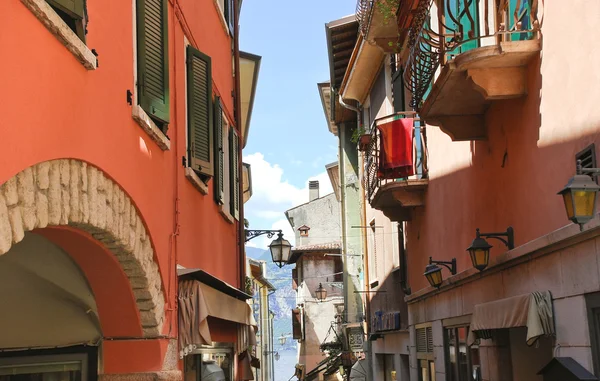 Calle Lago de Garda en Malcesine ciudad, Italia —  Fotos de Stock