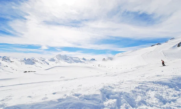 在 paradiski 地区，法国阿尔卑斯山滑雪的山 — 图库照片