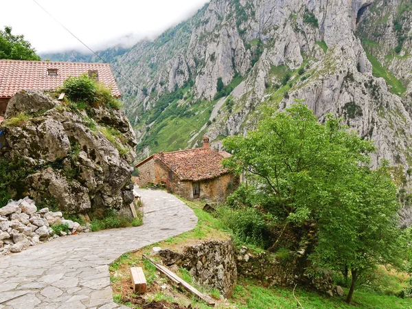 Pueblo en el parque nacional de montaña Picos de Europa — Foto de Stock