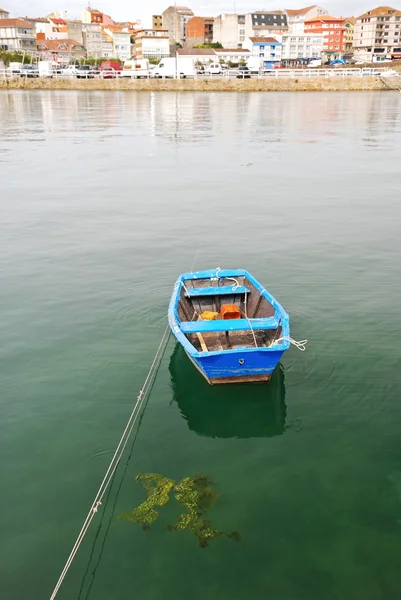 Holzboot im Wasser in der Bucht von Biskaya — Stockfoto