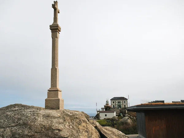 Krzyż i zobacz latarnia morska na przylądku finisterre — Zdjęcie stockowe