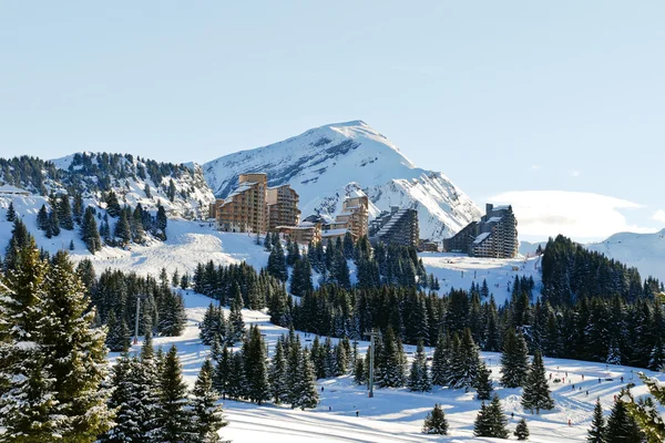 Blick auf die Bergstadt Avoriaz in den Alpen — Stockfoto