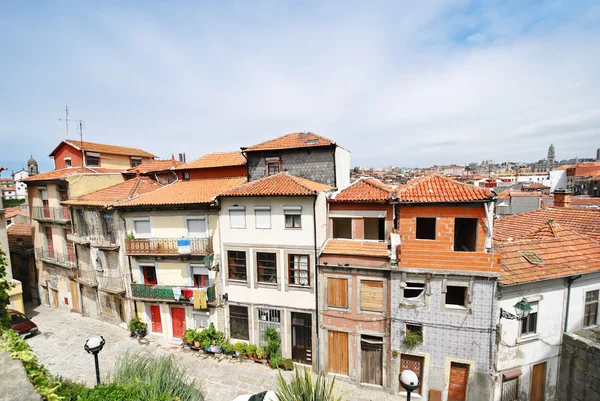 Uitzicht op kleine straat in porto stad — Stockfoto