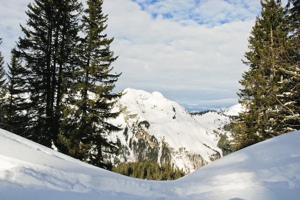 Vue sur les montagnes de neige de la région des Portes du Soleil — Photo