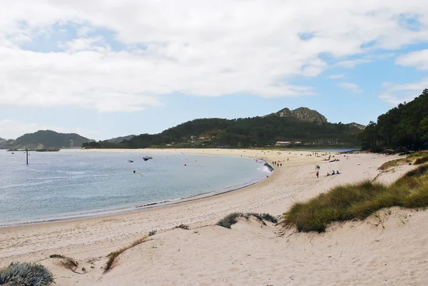 Люди на песчаном пляже Cies Islands в Атлантике — стоковое фото