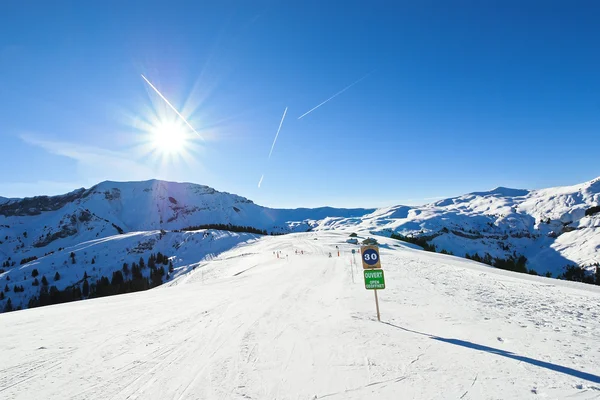 Skiing tracks on snow slopes in sunny day — Stock Photo, Image