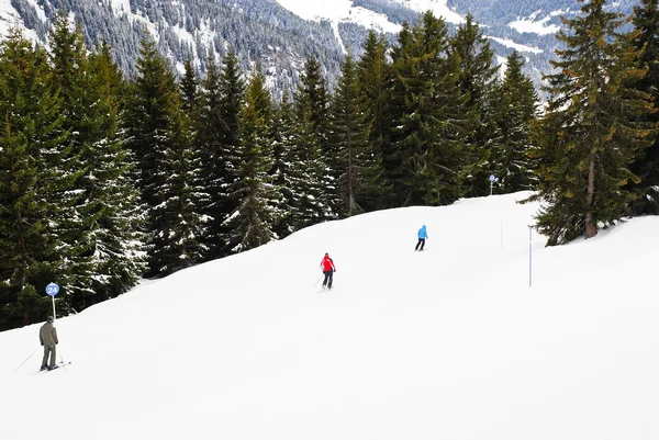 Skiën op bergen in portes du soleil regio — Stockfoto