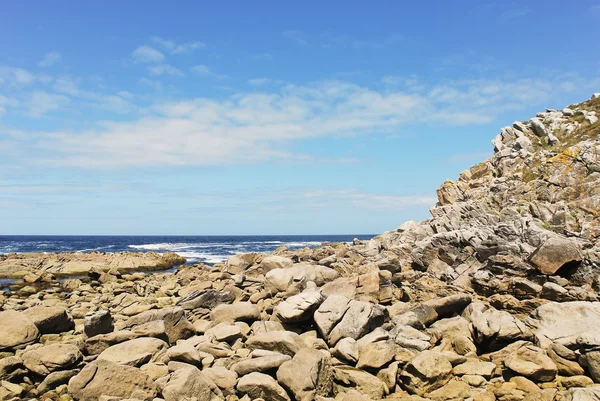 Costa di pietra sulle isole Cies in Atlantico, Spagna — Foto Stock