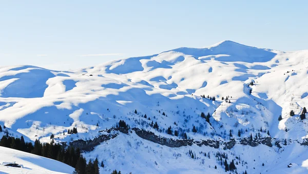 Schneebedeckte Berge in den Alpen — Stockfoto