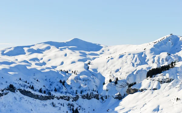 Vista de montanhas cobertas de neve em Alpes — Fotografia de Stock