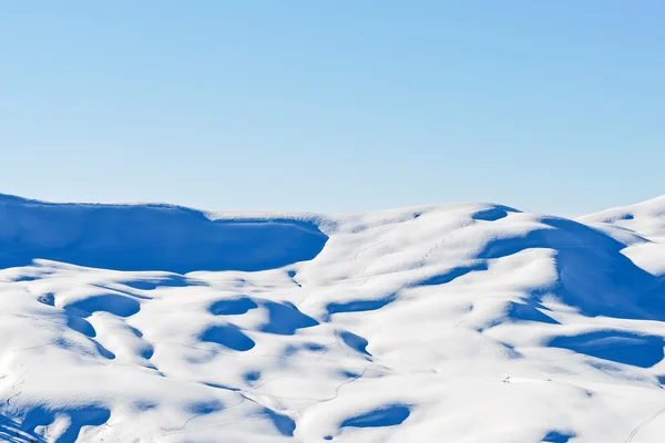 Лыжные трассы на заснеженных горах в Альпах — стоковое фото
