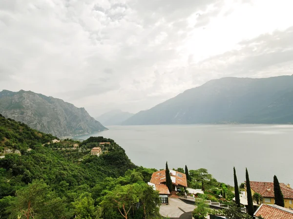 Pohled na vesnice Tremosine a jezero Garda — Stock fotografie