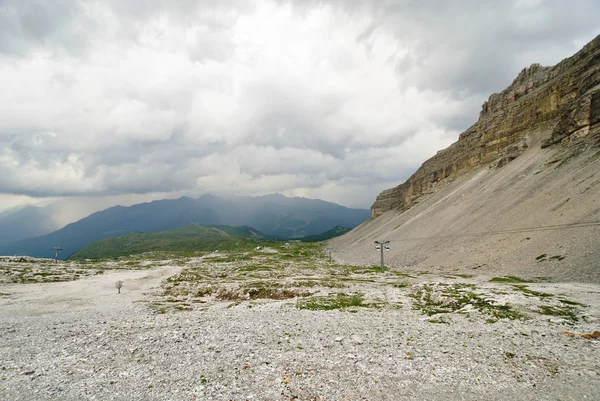 Vallée de pierre dans les montagnes Dolomites — Photo