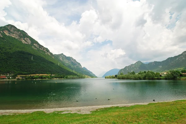Vista lago d idro, Italia — Foto Stock