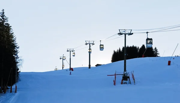 Pohled na lyžařský vlek v Alpách mountain modrá večer — Stock fotografie