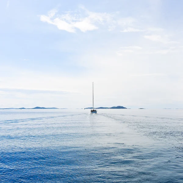 Yacht in blue sea — Stock Photo, Image