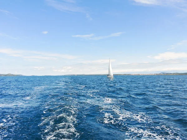 Iate vela em mar Adriático azul — Fotografia de Stock