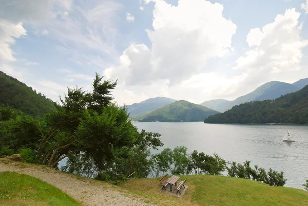 Area ricreativa sul Lago d'Idro, Italia — Foto Stock