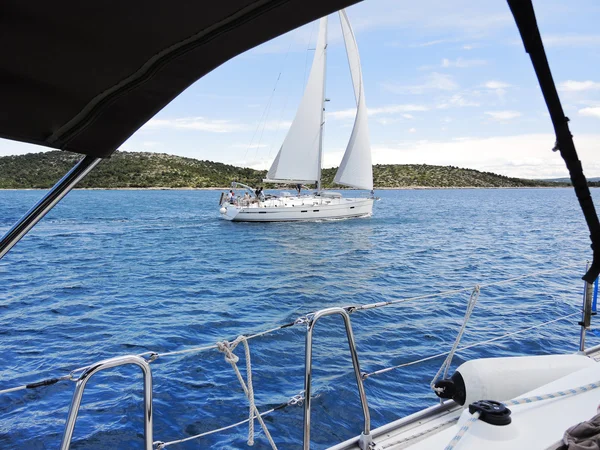 Jachting v Jadranu, Dalmácie, Chorvatsko — Stock fotografie