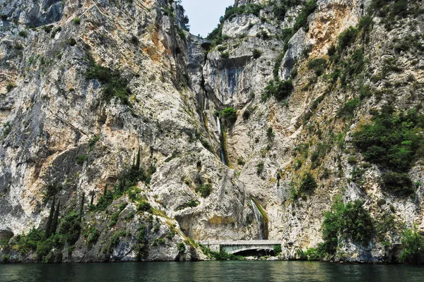 Klippiga kust vid Gardasjön, Italien — Stockfoto