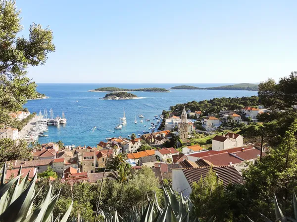 Vue ci-dessus de la ville sur l'île de Hvar en Croatie — Photo