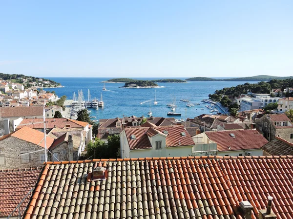 Vista de la ciudad de Hvar en la isla en el mar Adriático — Foto de Stock