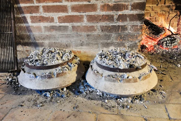 Kochen der traditionellen dalmatinischen Mahlzeit Peka — Stockfoto