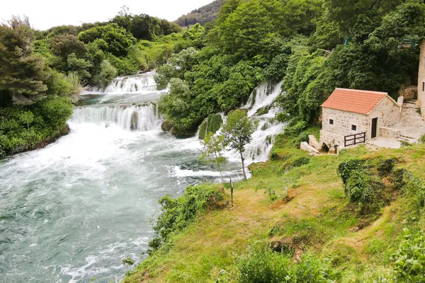 Şelaleler Hırvatistan kornati bölgesinde görüntüle — Stok fotoğraf