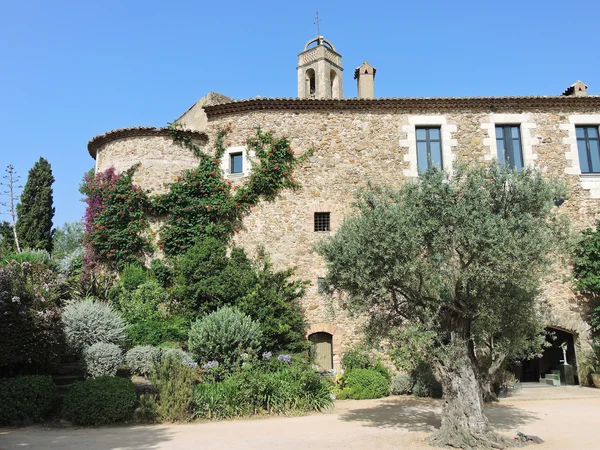 Pátio da propriedade medieval na Catalunha — Fotografia de Stock