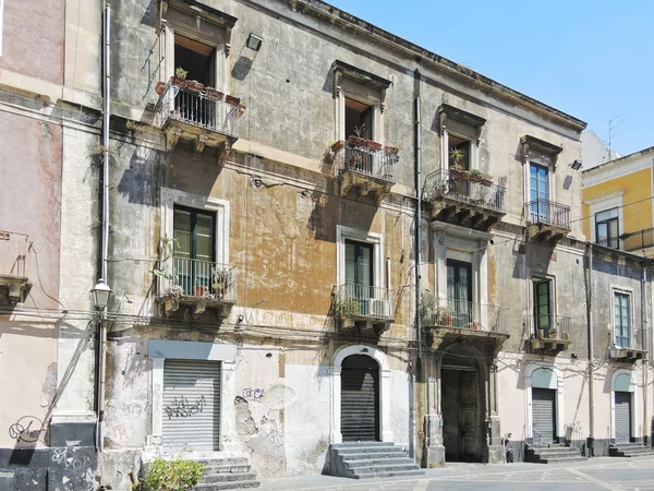 Fachada de una casa urbana en el centro de Catania — Foto de Stock