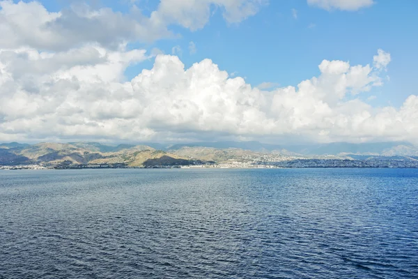 Utsikt över Calabria kusten i sommardag — Stockfoto