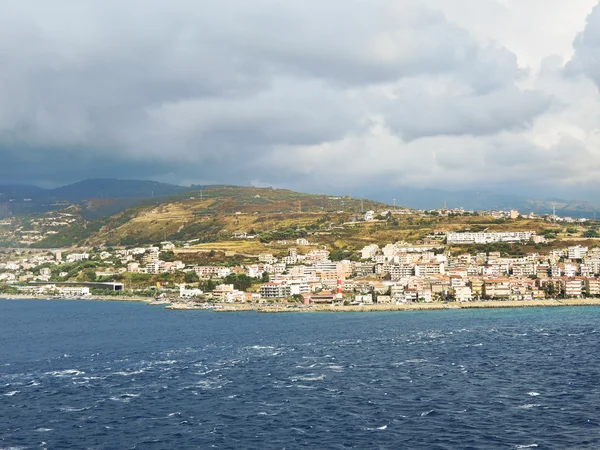 Uitzicht op de stad reggio di calabria van zee — Stockfoto