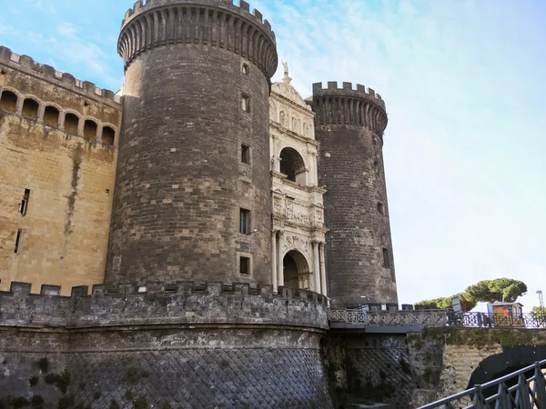Castel nuovo medeltida slott i Neapel — Stockfoto