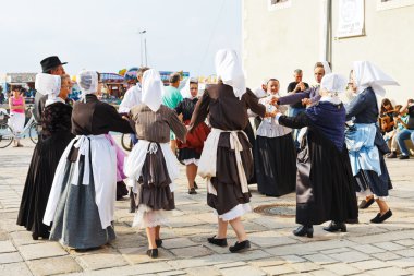 amatör yerli elbiseler halk dansları dans