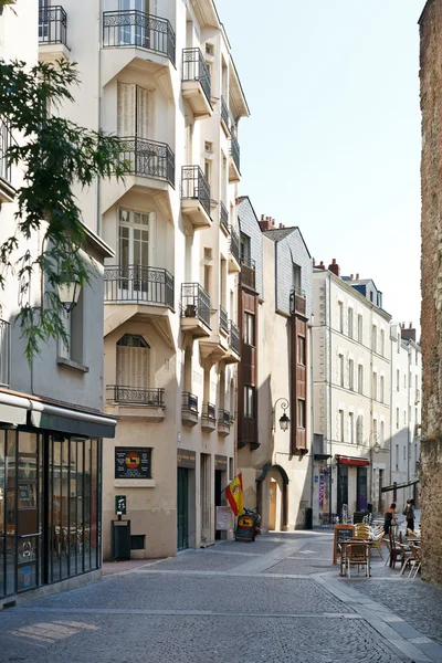 Улица Rue des Echevins в Нант, Франция — стоковое фото