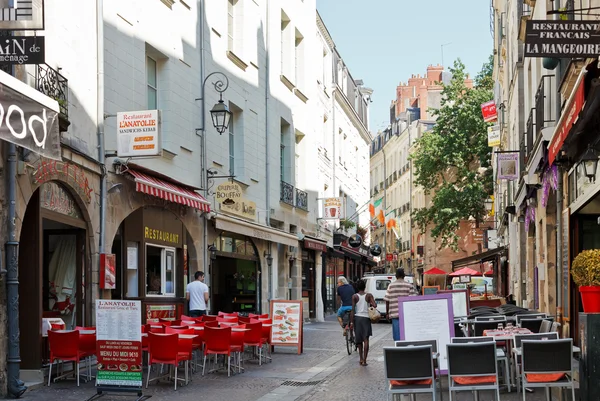 Улица Rue de la Bacelie в Нанте, Франция — стоковое фото