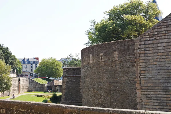 Walls and vallum of Castle of Dukes of Brittany — Stock Photo, Image