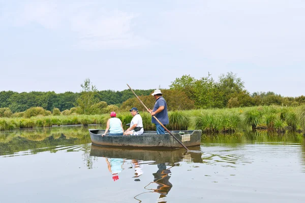 Touristen schwimmen im Boot im Briere-Sumpf, Frankreich — Stockfoto