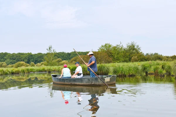 Turisták lebeg a hajó briere marsh, Franciaország — Stock Fotó