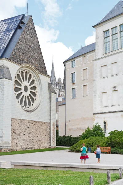 Turystów w pobliżu Muzeum Sztuk Pięknych w anges, Francja — Zdjęcie stockowe