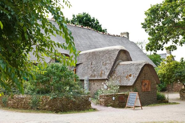 Oude vervlogen typische landelijke houten huis, Frankrijk — Stockfoto