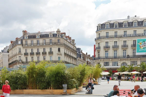 Personnes sur la Place Ralliement à Anges, France — Photo