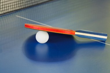 raketi, tenis topu mavi ping pong tablo