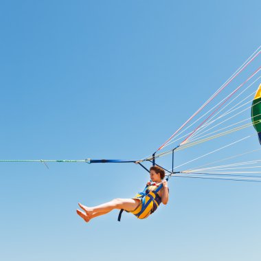 paraşüt mavi gökyüzünde parasailing kız