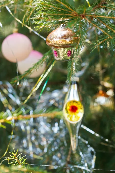 Casa, bolas, linterna decoración de Navidad — Foto de Stock