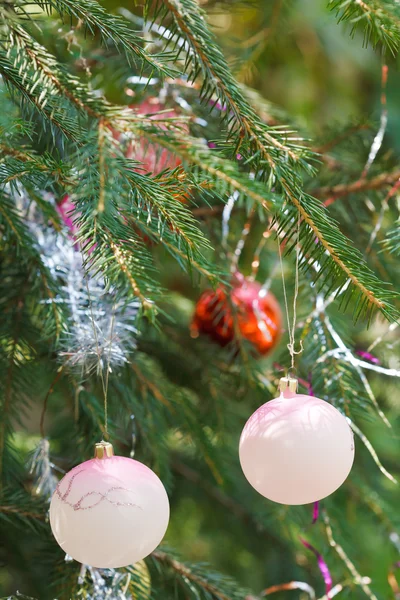Bolas de color rosa y rojo casa de la bola decoración de Navidad — Foto de Stock