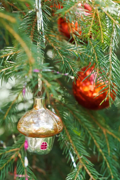 Piccola casa e due palline rosse decorazione natalizia — Foto Stock