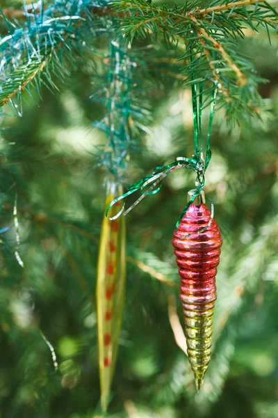 Twee vintage glazen ijspegels Kerstdecoratie — Stockfoto